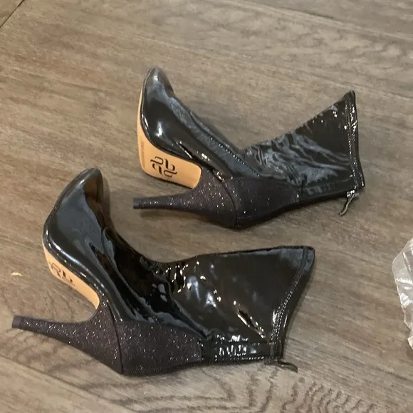 NWT BURJU Savage Ankle Closed Pointed Toe Wet Look With Sparkle Heel size 5