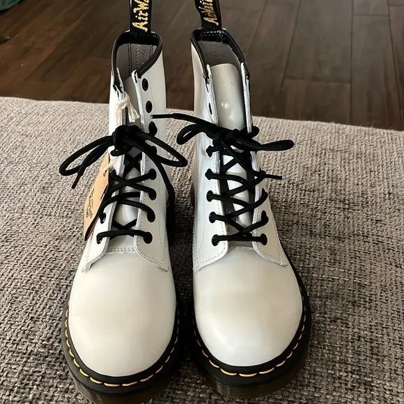 NWT DR MARTENS 1460 Smooth Leather Lace Up Boots!