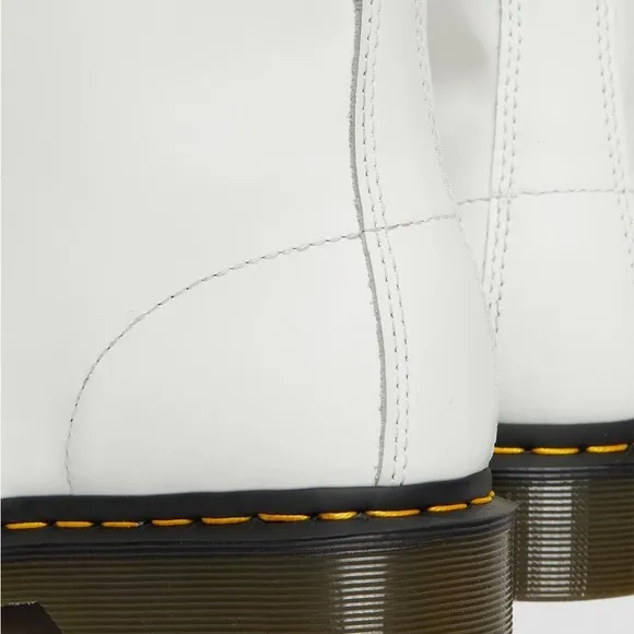 NWT DR MARTENS 1460 Smooth Leather Lace Up Boots!
