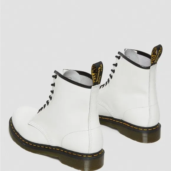 NWT DR MARTENS 1460 Smooth Leather Lace Up Boots!