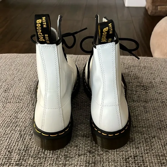 NWT DR MARTENS 1460 Smooth Leather Lace Up Boots!