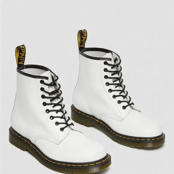 NWT DR MARTENS 1460 Smooth Leather Lace Up Boots!