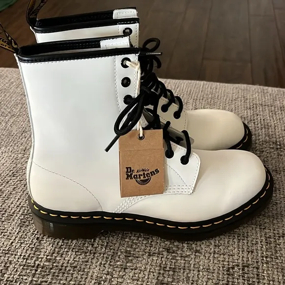 NWT DR MARTENS 1460 Smooth Leather Lace Up Boots!