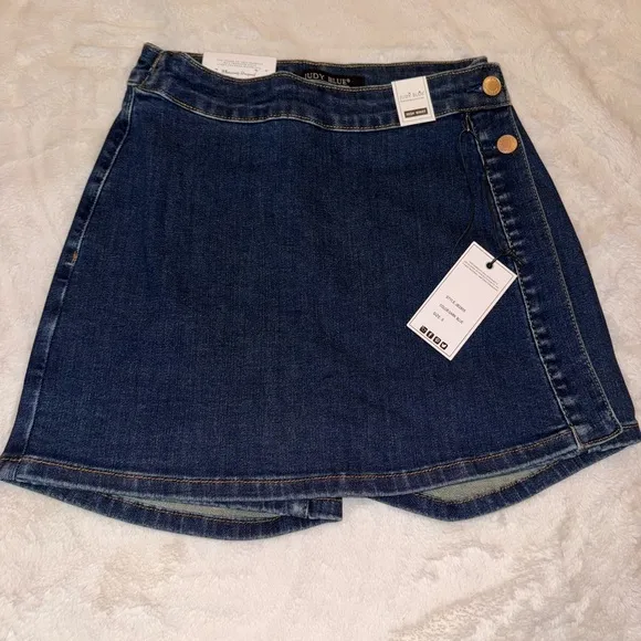 NWT  JUDY BLUE  Dark Wash High Rise Non Distressed Skort