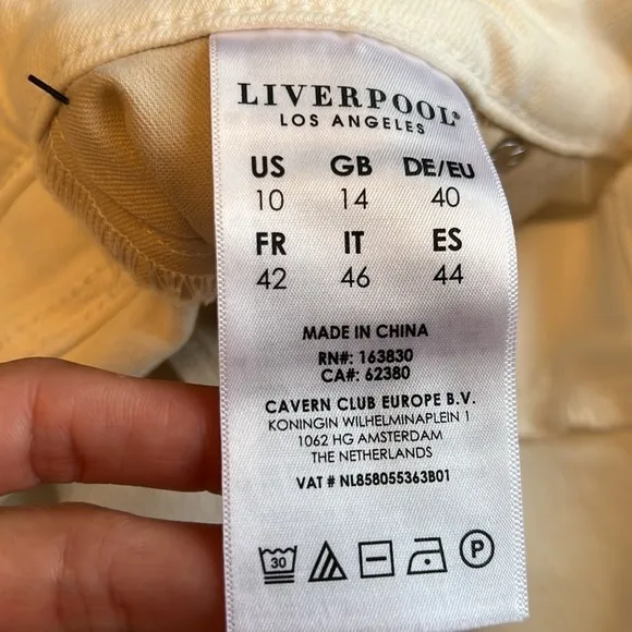 NWT Liverpool: Crop KennedyStraight Cut Hem Size: 10/30 Color:White
