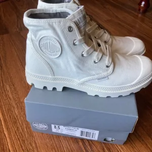 NWT Palladium Pampa HI Women’s White High-Top Sneaker/Boots