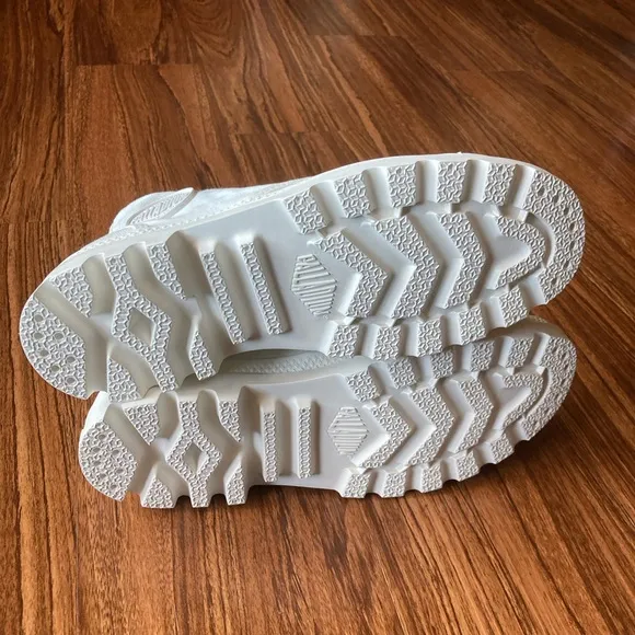 NWT Palladium Pampa HI Women’s White High-Top Sneaker/Boots