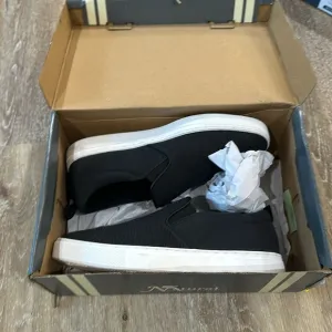 NWT perf slip on 8.5 black natural reflections sneakers