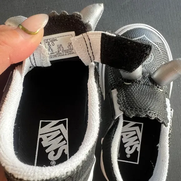 🦏🖤NWT VANS OFF THE WALL TRICERATOPS DINOSAUR BLACK SLIP ON SIZE6T🖤🦏