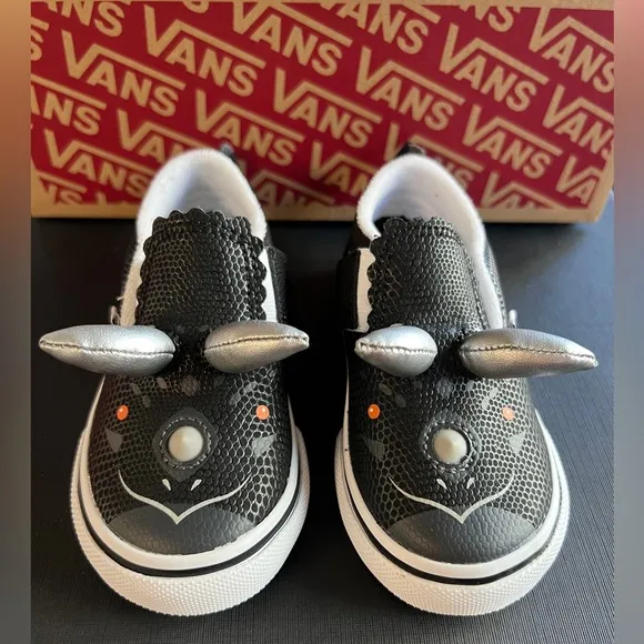 🦏🖤NWT VANS OFF THE WALL TRICERATOPS DINOSAUR BLACK SLIP ON SIZE6T🖤🦏