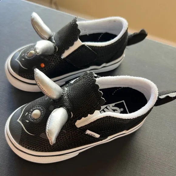 🦏🖤NWT VANS OFF THE WALL TRICERATOPS DINOSAUR BLACK SLIP ON SIZE6T🖤🦏