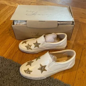 NWT Vintage Havana &quot;Lorren&quot; White Gold Star Slip On Sneakers Size 6
