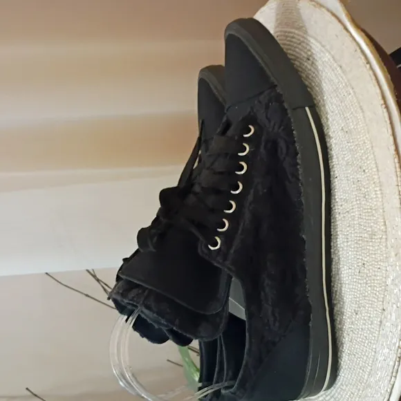 NWT.    Yohji Yamamoto women  Black Lace Sneakers.Us 9