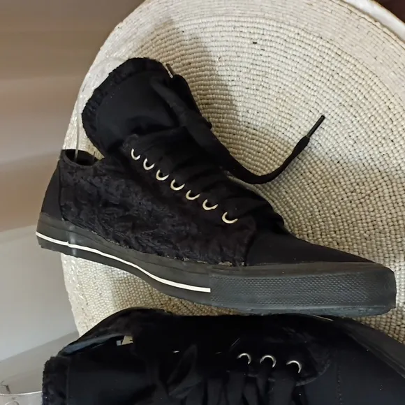 NWT.    Yohji Yamamoto women  Black Lace Sneakers.Us 9