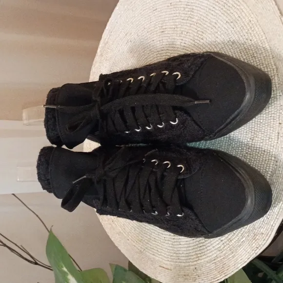 NWT.    Yohji Yamamoto women  Black Lace Sneakers.Us 9