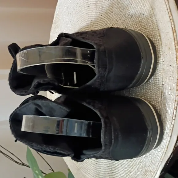 NWT.    Yohji Yamamoto women  Black Lace Sneakers.Us 9