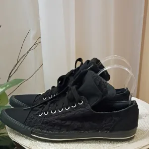 NWT.    Yohji Yamamoto women  Black Lace Sneakers.Us 9