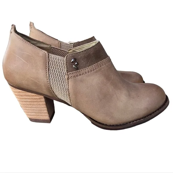 OluKai Ho'ou'i Ankle Boots, Size 8