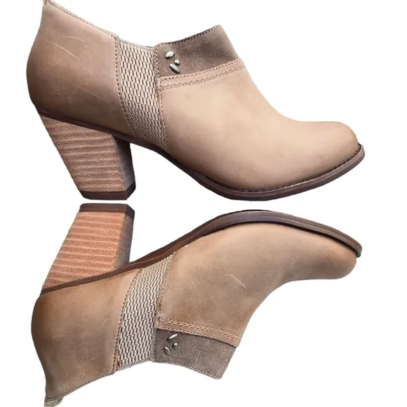 OluKai Ho'ou'i Ankle Boots, Size 8