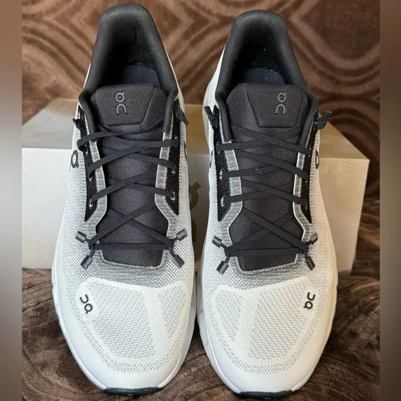 On Cloud Tilt Mens sz M10 NIB White and Black Sneakers