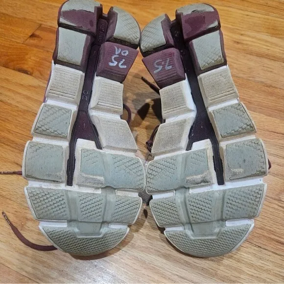 On Running Cloudflyer Magenta Mulberry Athletic Running Shoes Womens 7.5