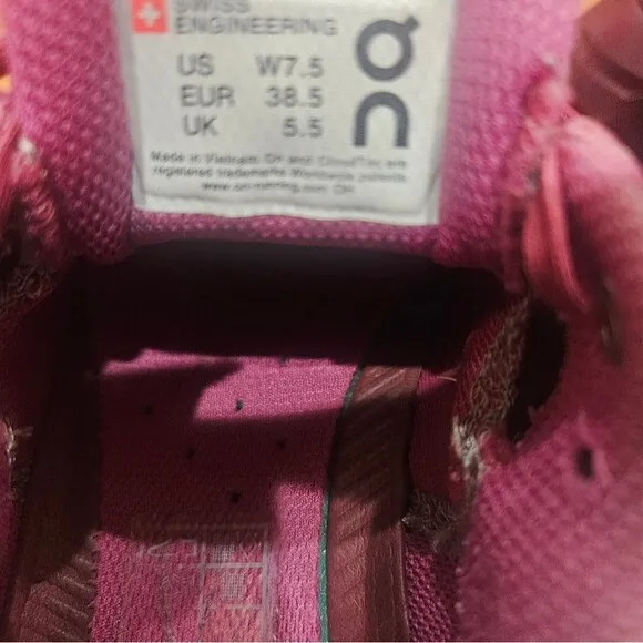 On Running Cloudflyer Magenta Mulberry Athletic Running Shoes Womens 7.5