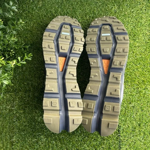 On Running CloudvistaMidnight/Olive- men size 11 NEW