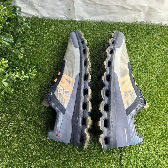On Running CloudvistaMidnight/Olive- men size 11 NEW