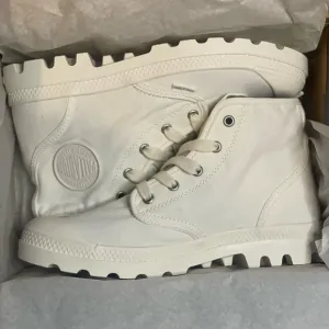 Palladium Womens White Canvas Pampa High Top Boots, Star White, 8.5