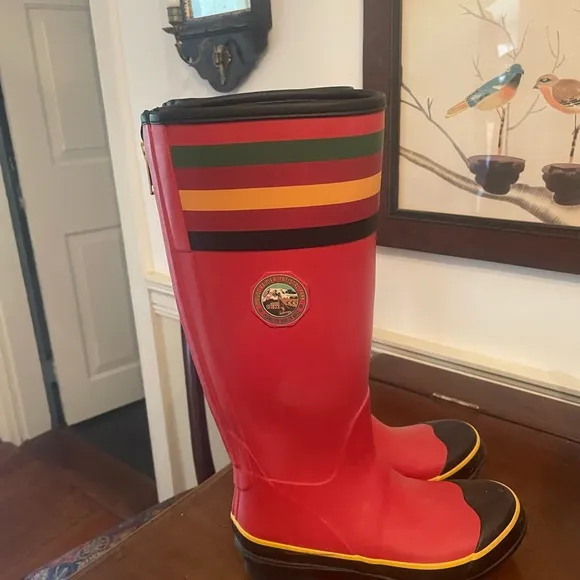 Pendleton Red and Green Winter Boots with Zippers 8 NWOT