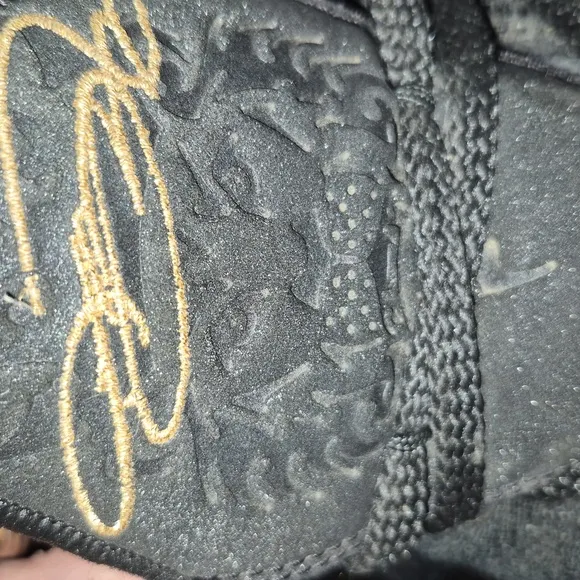 Pre-loved LeBron James Size 6 Youth, NIKE sneakers.