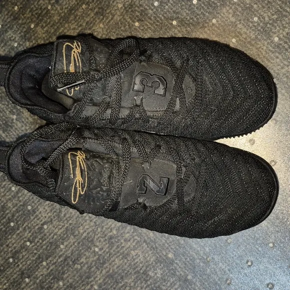 Pre-loved LeBron James Size 6 Youth, NIKE sneakers.