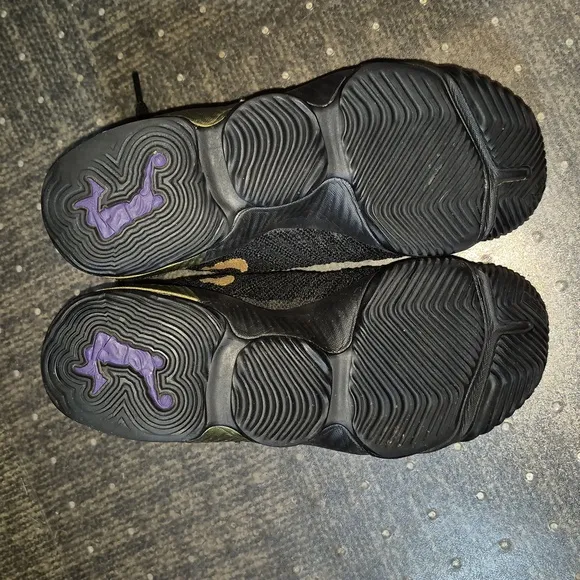 Pre-loved LeBron James Size 6 Youth, NIKE sneakers.