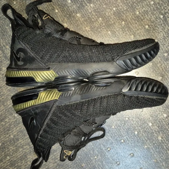 Pre-loved LeBron James Size 6 Youth, NIKE sneakers.