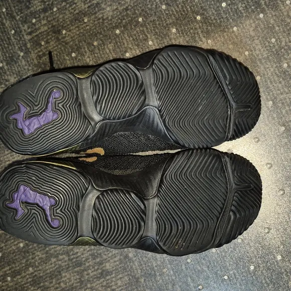 Pre-loved LeBron James Size 6 Youth, NIKE sneakers.