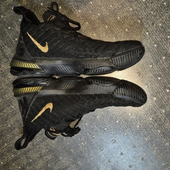 Pre-loved LeBron James Size 6 Youth, NIKE sneakers.