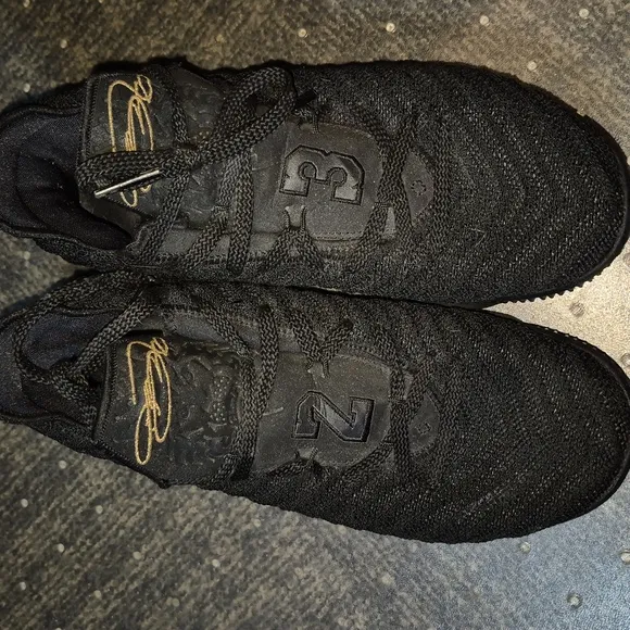 Pre-loved LeBron James Size 6 Youth, NIKE sneakers.