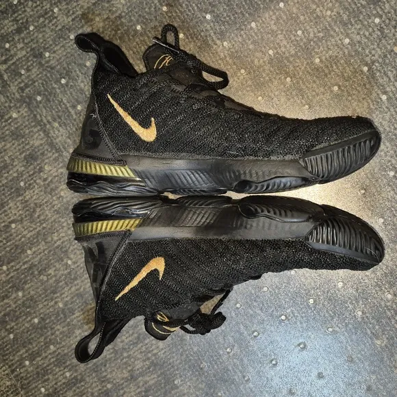 Pre-loved LeBron James Size 6 Youth, NIKE sneakers.