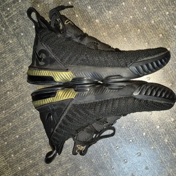 Pre-loved LeBron James Size 6 Youth, NIKE sneakers.
