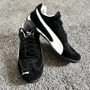 Puma Kids Speedcat Black and White Sneakers - Size 5 - Pre-Loved