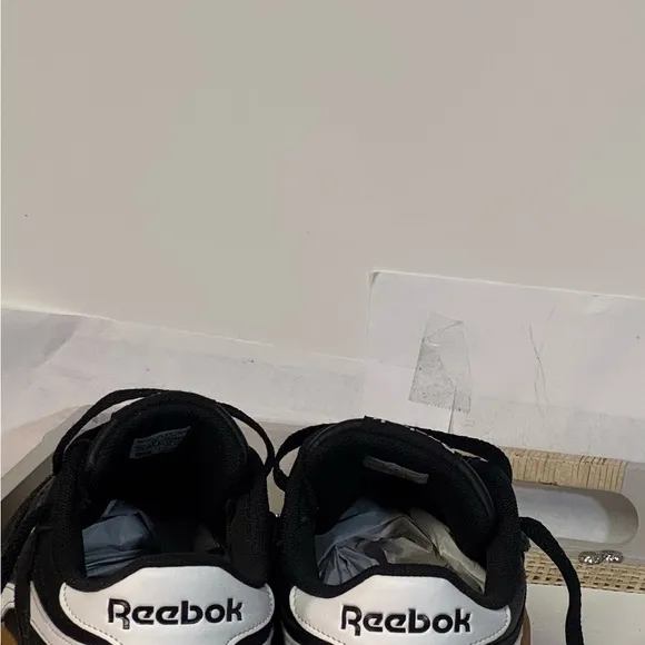 Reebok Classic Black Sneakers rare classic size 9.5 great shape