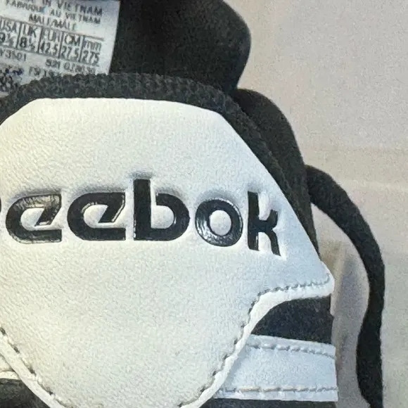Reebok Classic Black Sneakers rare classic size 9.5 great shape