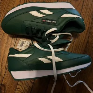 Reebok Green and White Sneakers Leather