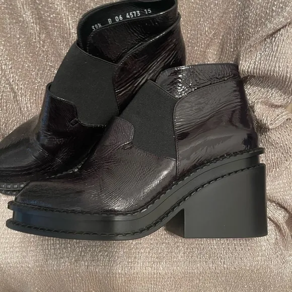 Robert Clergerie Black Ankle Boots with Elastic Band