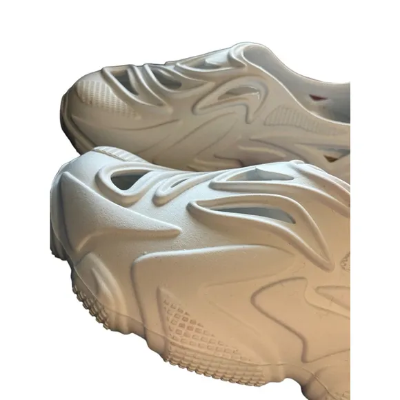 Rose in Good Faith Shoes White Cutouts Men’s Size 9 NEW IN BOX