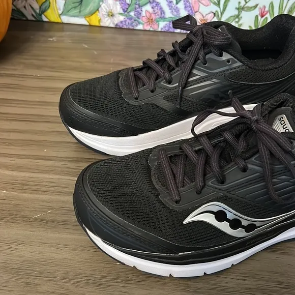 SAUCONY WOMEN’S ECHELON 8 RUNNING SHOE SIZE 7.5