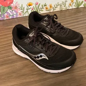 SAUCONY WOMEN’S ECHELON 8 RUNNING SHOE SIZE 7.5