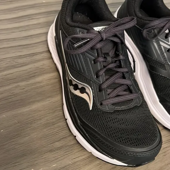 SAUCONY WOMEN’S ECHELON 8 RUNNING SHOE SIZE 7.5