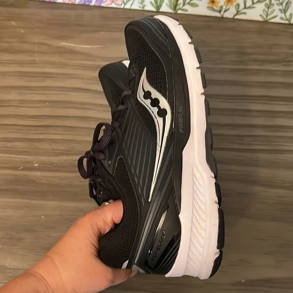 SAUCONY WOMEN’S ECHELON 8 RUNNING SHOE SIZE 7.5