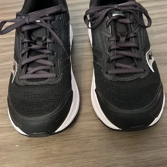 SAUCONY WOMEN’S ECHELON 8 RUNNING SHOE SIZE 7.5